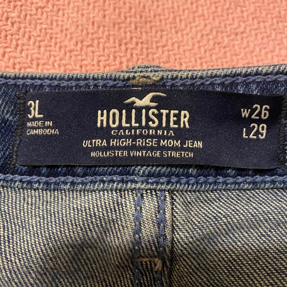Hollister Ultra High-Rise Mom Jeans Medium Wash Distressed W26‎ L29 3L